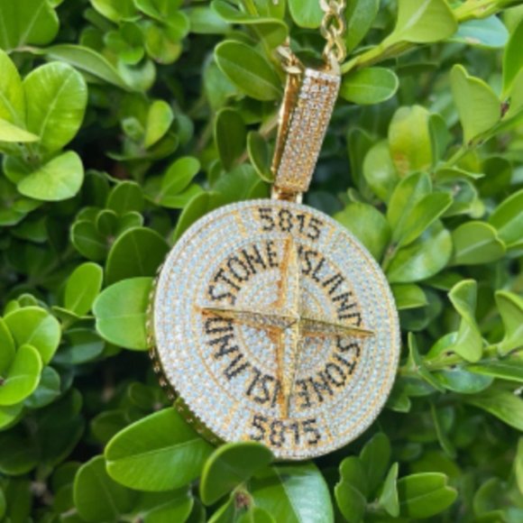 Stone island online chain pendant